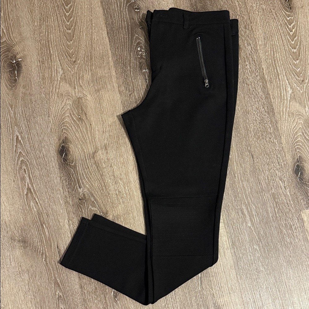 NWOT Romeo & Juliet Couture Black Joggers with Zipper